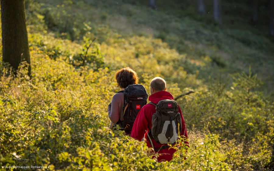Wanderpaar beim Abstieg ins Tal