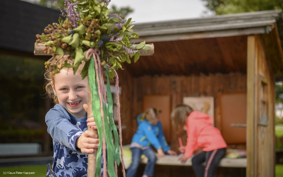 Kind mit Pilgerkreuz auf dem Kinderpilgerweg