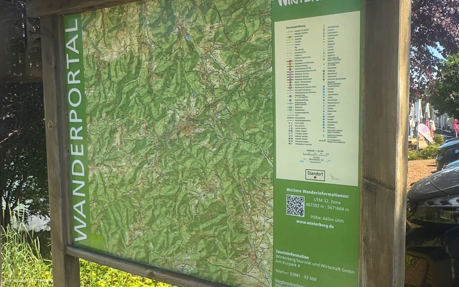 Informationstafel zu Wanderwegen in und um Winterberg.