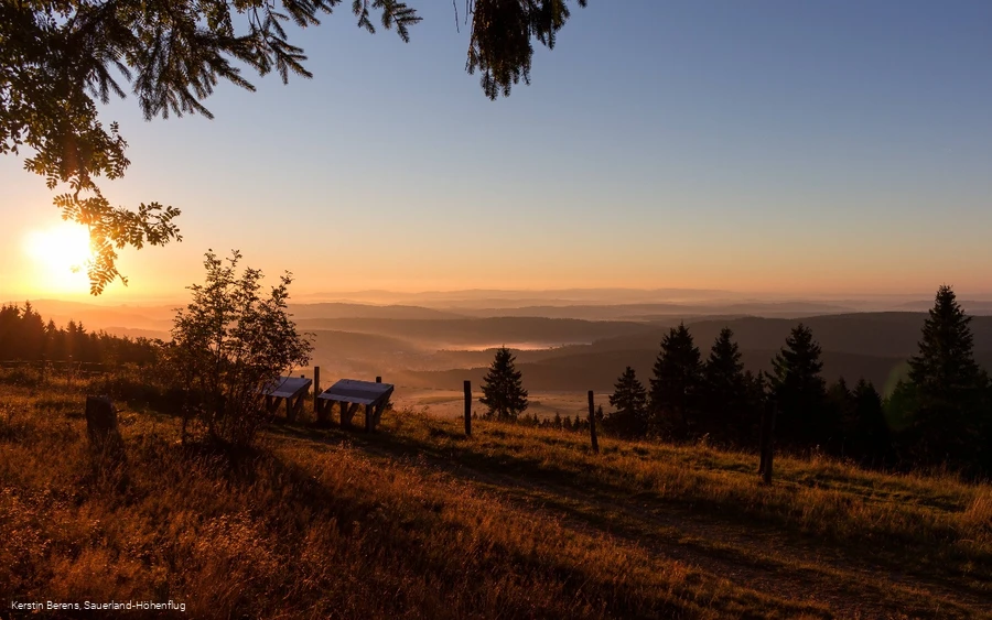 Blick bei Sonnenaufgang vom Kalied auf die Medebacher Bucht