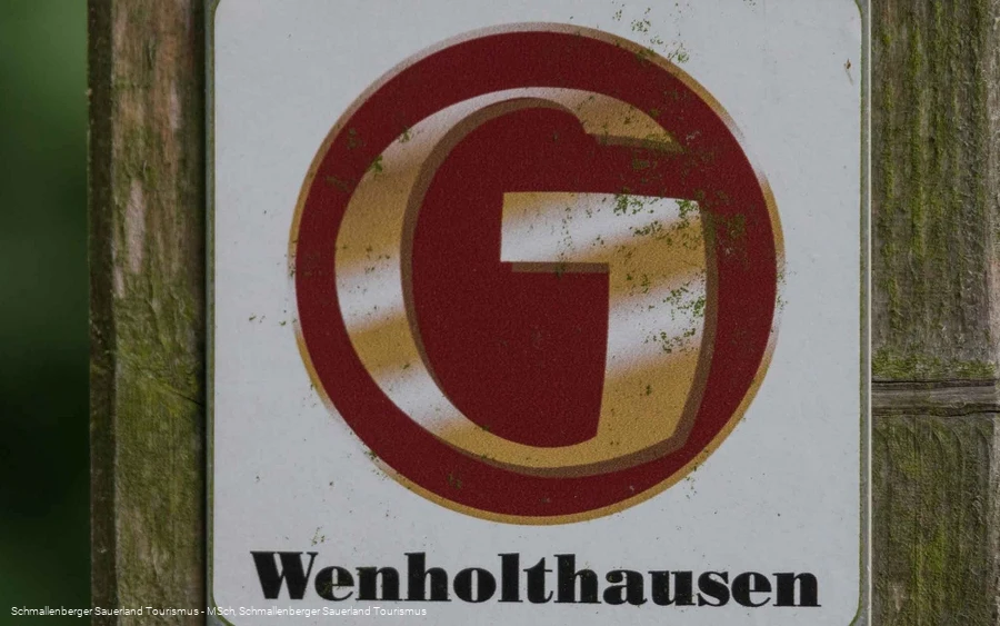 Wanderzeichen der Golddorf Route Wenholthausen