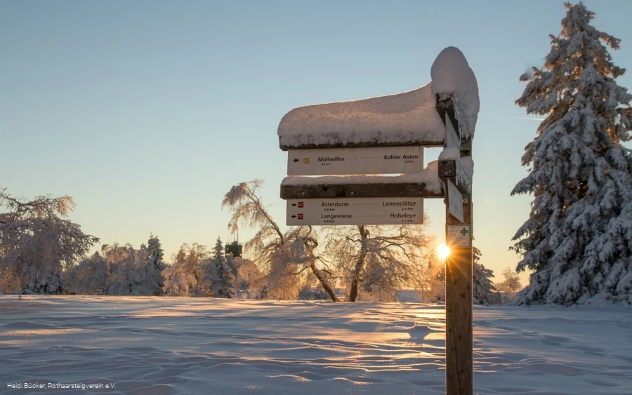Verschneiter Rothaarsteig-Wegweiser