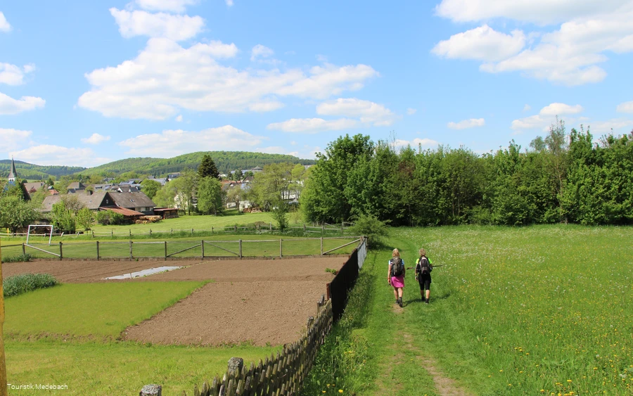 Wanderer erreichen das Orkedorf Medelon