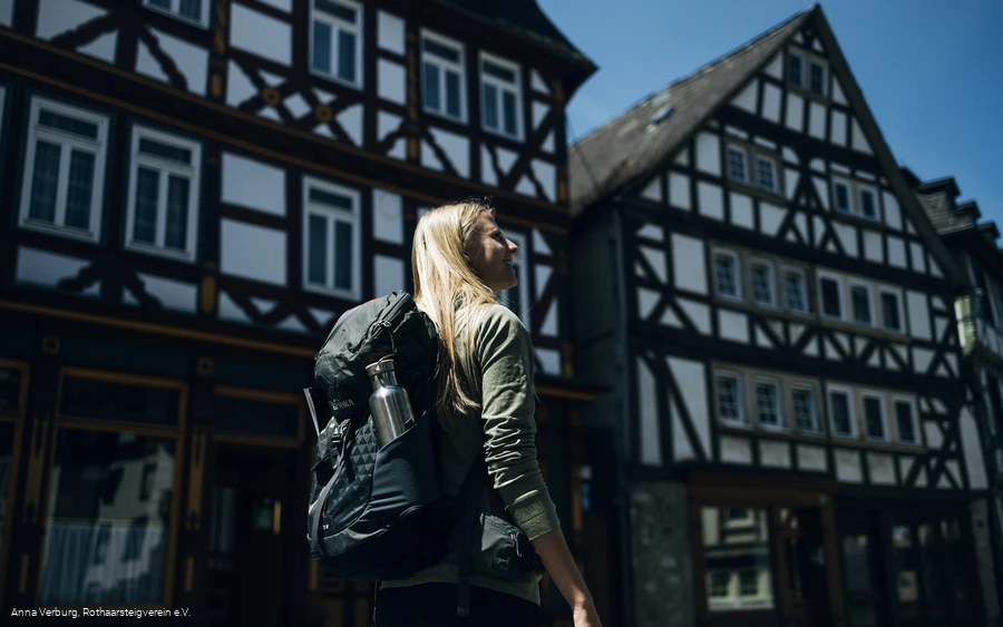 Wanderin vor Fachwerkhäusern in Dillenburg