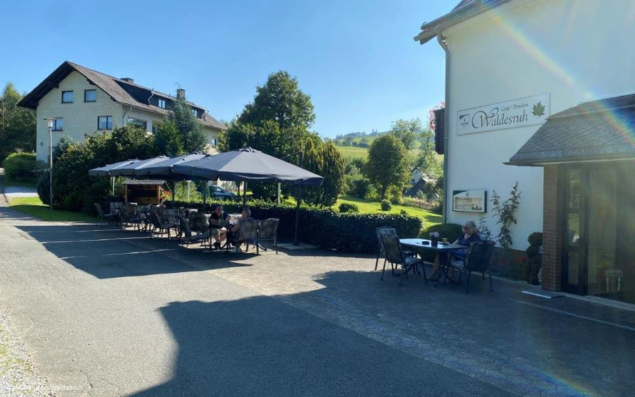 Cafe-Pension Waldesruh Eingang Terrasse.jpg