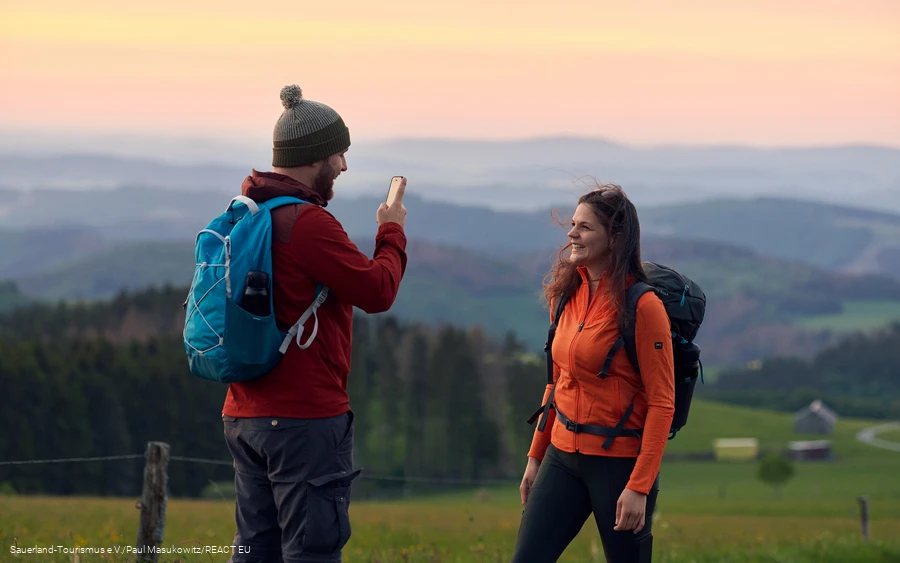 Ein Wanderer macht eine Handyaufnahme am Krutenberg in Medebach