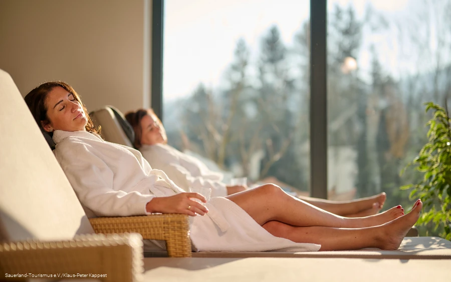 Zwei Frauen relaxen im Wellnessbereich vom Hotel Schinkenwirt