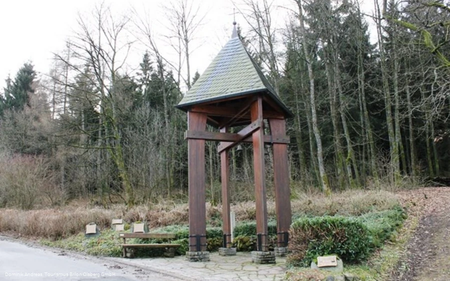 Glockenturm und Mahntafeln Esshoff