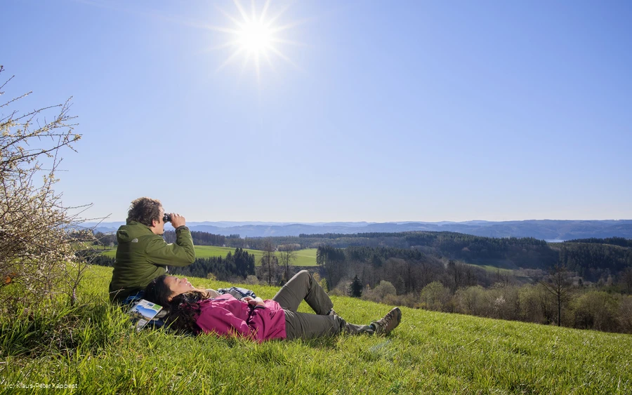 Wanderer bei der Rast auf einer Wiese