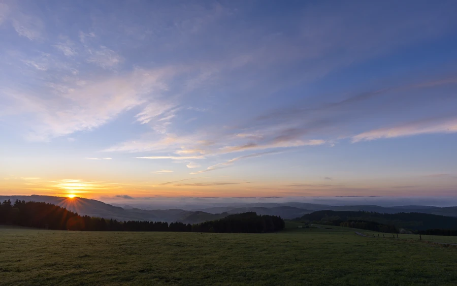 Erste Sonnenstrahlen an einem winterlichen Morgen Erste Sonnenstrahlen an einem winterlichen Morgen auf dem Krutenberg