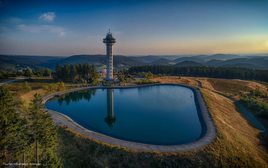 Speicherbecken Ettelsberg mit Hochheideturm Blick vom Speicherbecken auf den Hochheideturm