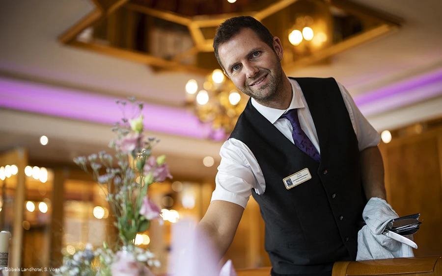 Freundliche Mitarbeiter_(c) S. Voss, Göbel Hotels.jpg Freundliche Mitarbeiter_(c) S. Voss, Göbel Hotels.jpg