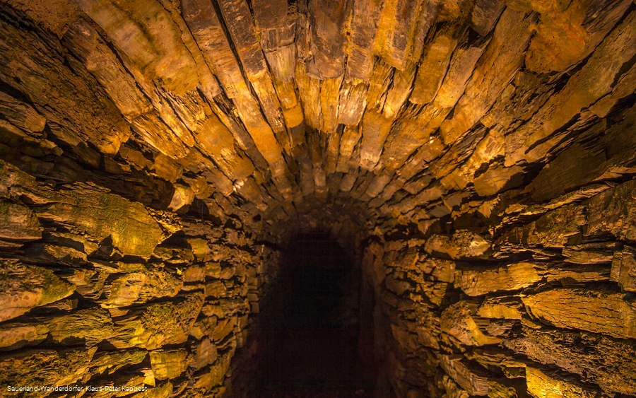 Beleuchtete Stollendecke im Philippstollen