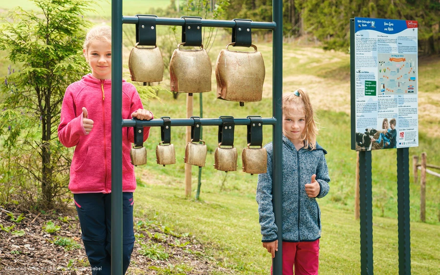 Mädchen am Kuhglockenspiel auf dem Milch-Erlebnispfad Usseln