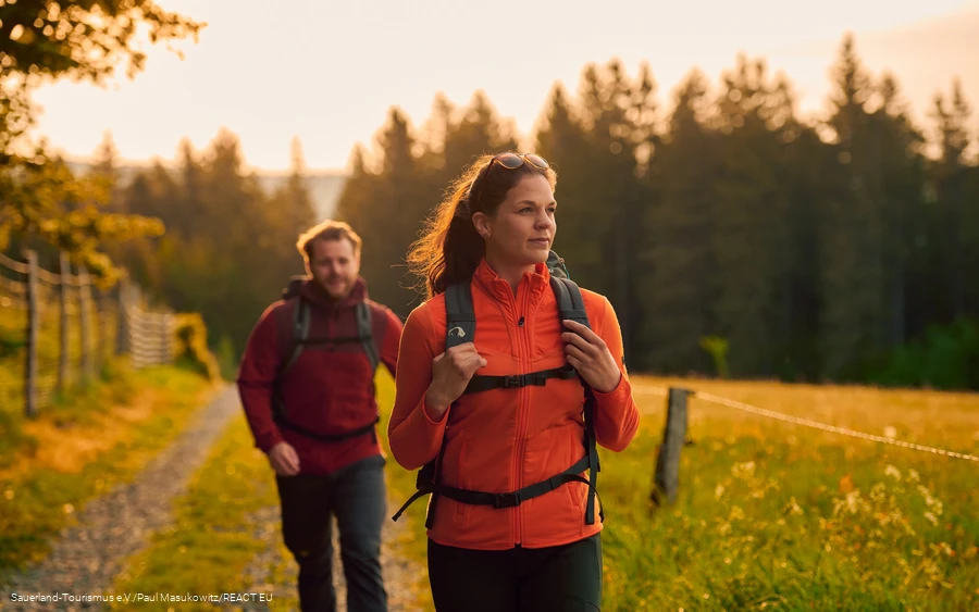 Zwei Wanderer bei Sonnenaufgang
