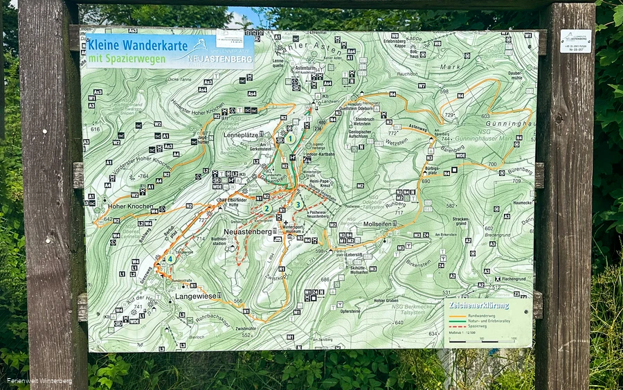 Informationstafel zu Wanderwegen in und um Lenneplätze.