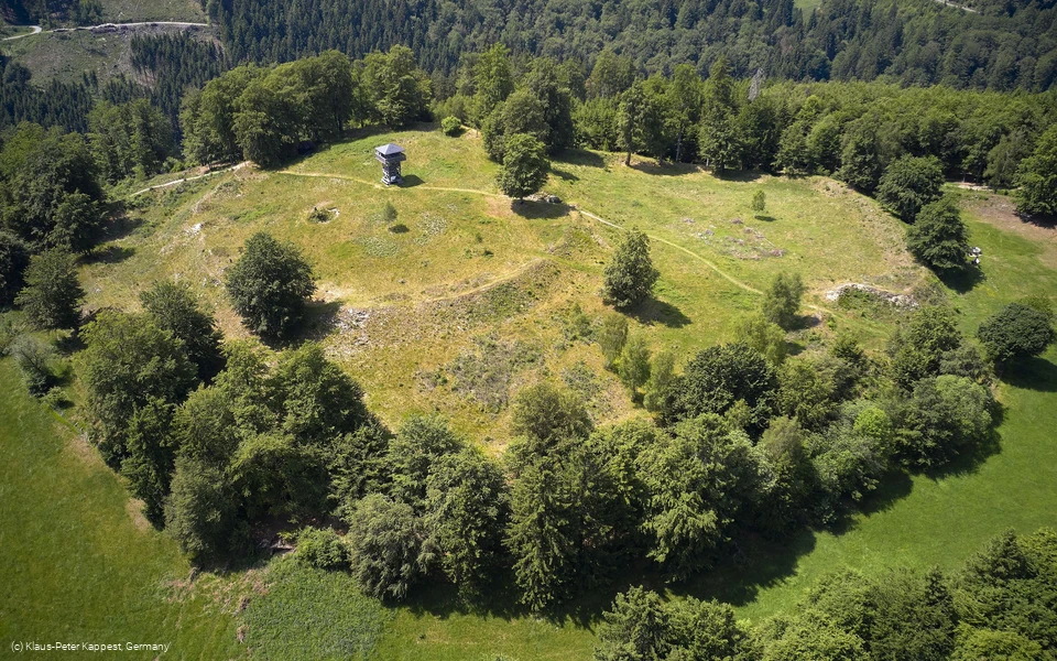 Luftaufnahme der Schwalenburg mit den Wallringen
