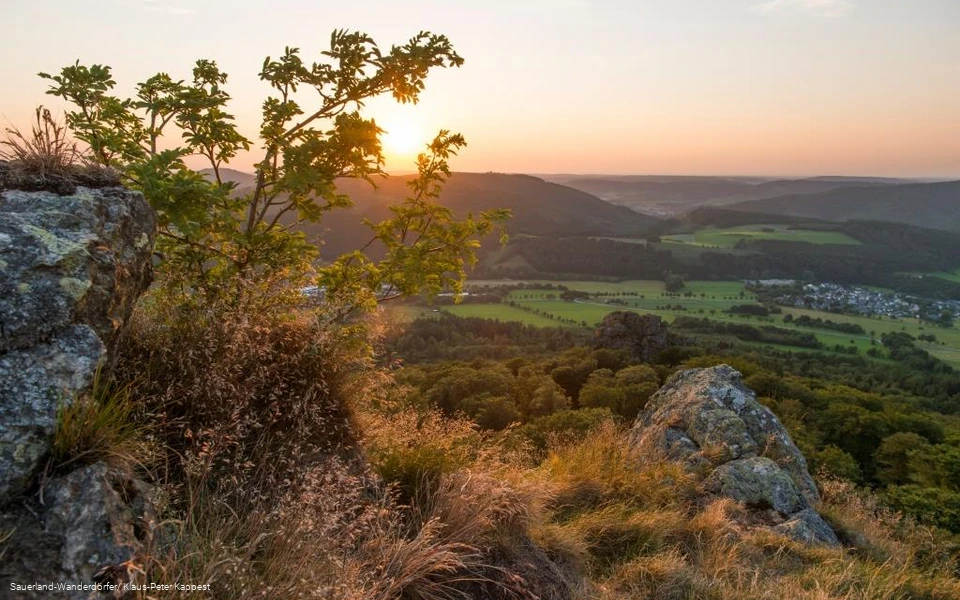 Blick von den Bruchhauser Steinen in das Sauerland bei Sonnenuntergang