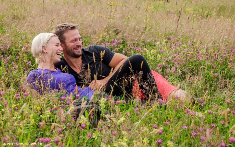 Pause in einer Blumenwiese