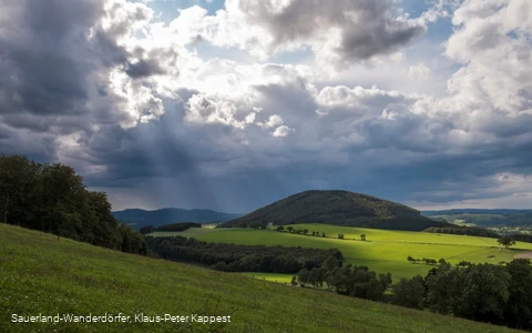 Malerischer Ausblick vom Wilzenberg bei aufziehendem Gewitter in den Sauerland-Wanderdörfern