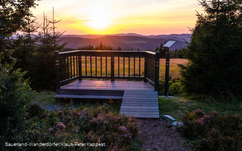 Sonnenuntergang an der Aussichtsempore am Goldenen Pfad