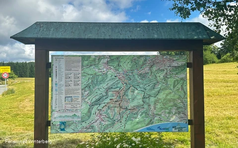 Informationstafel mit Wanderwegen in und um Lenneplätze.