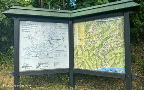 Informationstafel zu den Wanderwegen in und um Hoheleye.