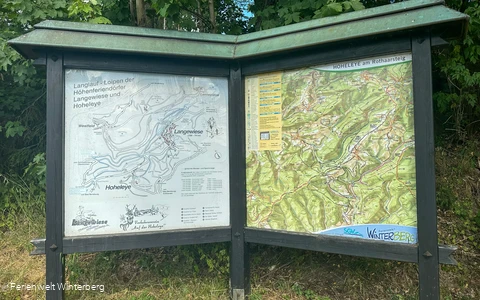 Informationstafel zu den Wanderwegen in und um Hoheleye.