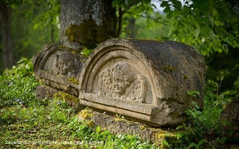 Grabsteine mit Engelskopf "Am Kahlen"