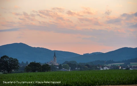 Blick auf Medebach im Abendrot