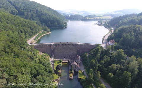 Staumauer - Leander Becker.JPG