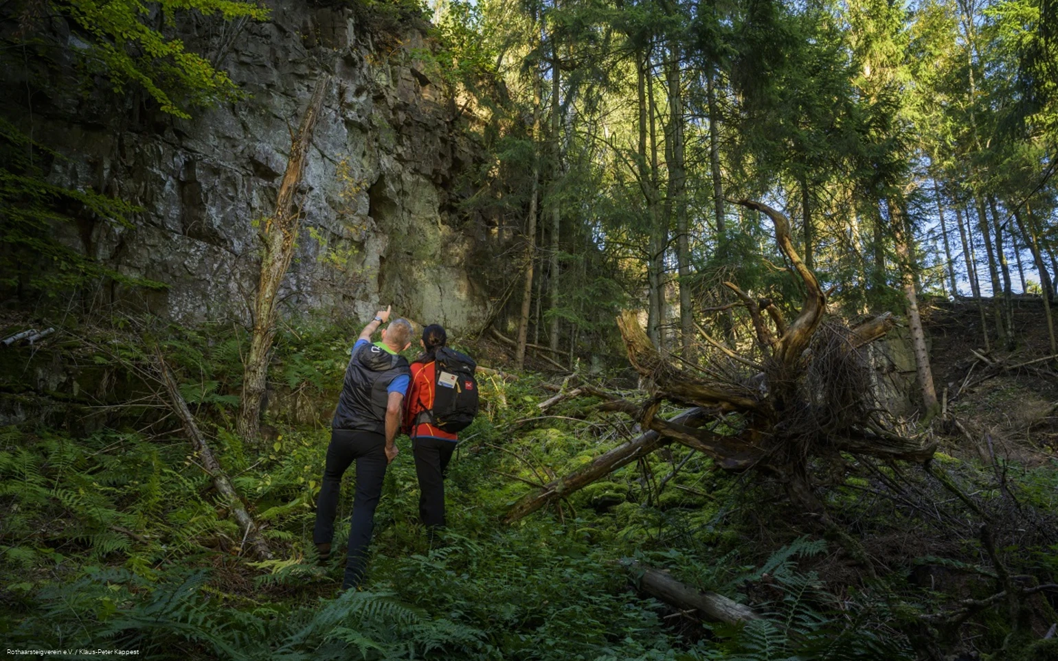 Zwei Personen im stillgelegten Steinbruch "Knollen" auf der Rothaarsteig-Spur Sorper Panoramapfad