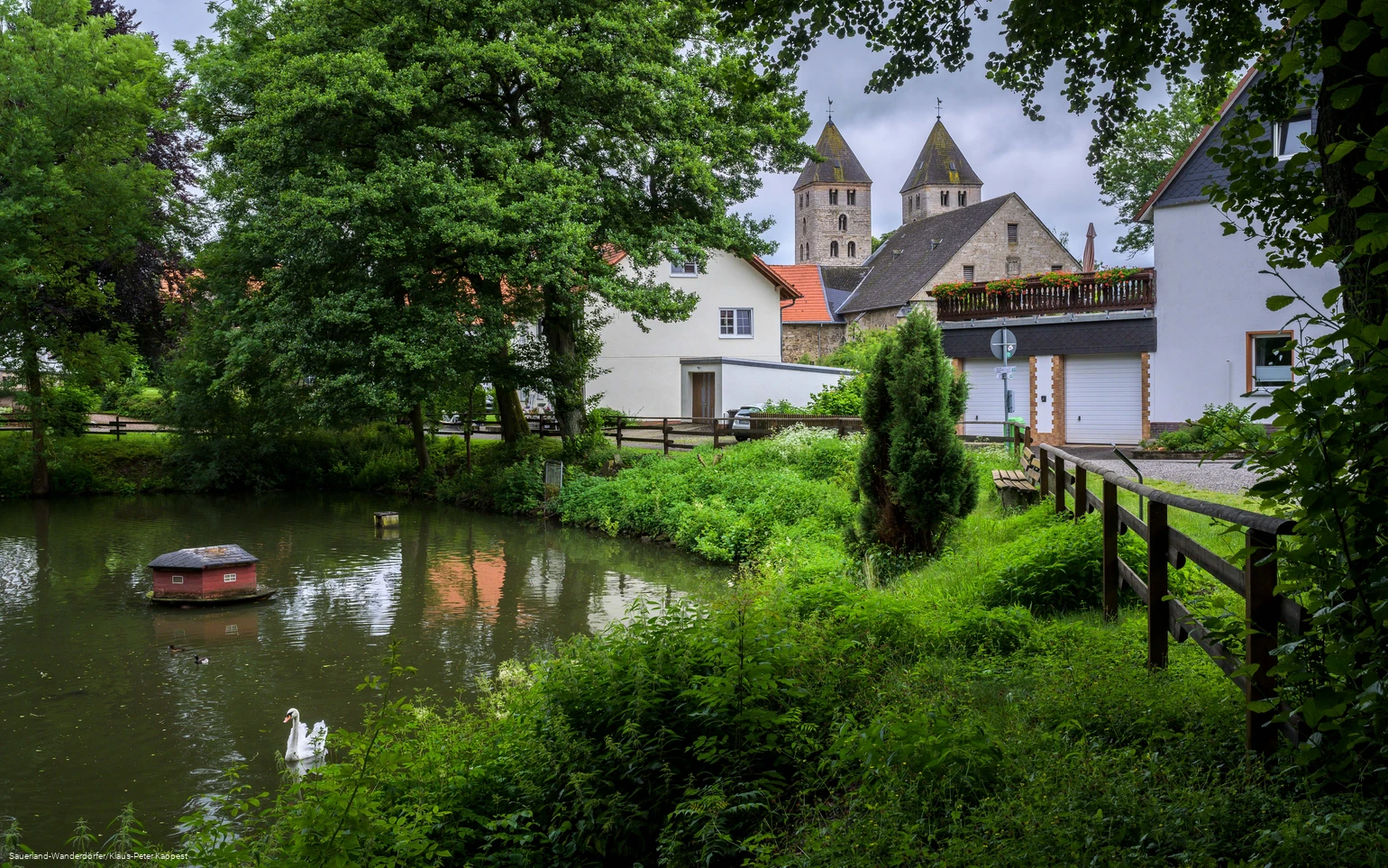 Blick auf das Kloster Flechtorf mit einem kleinen Teich