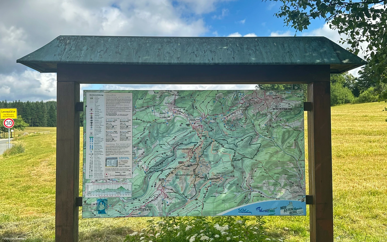 Informationstafel mit Wanderwegen in und um Lenneplätze.