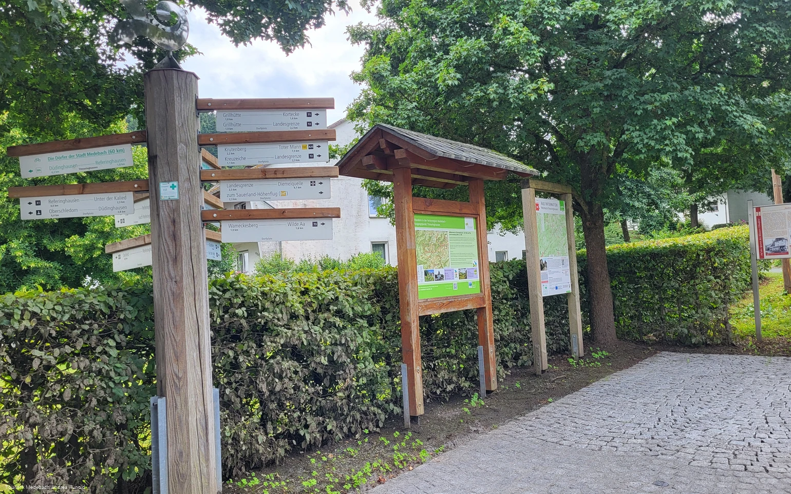 Wanderportal in der Dorfmitte von Titmaringhausen