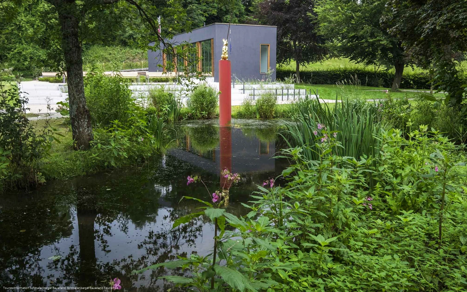 Goldener Hase im Lennepark Schmallenberg