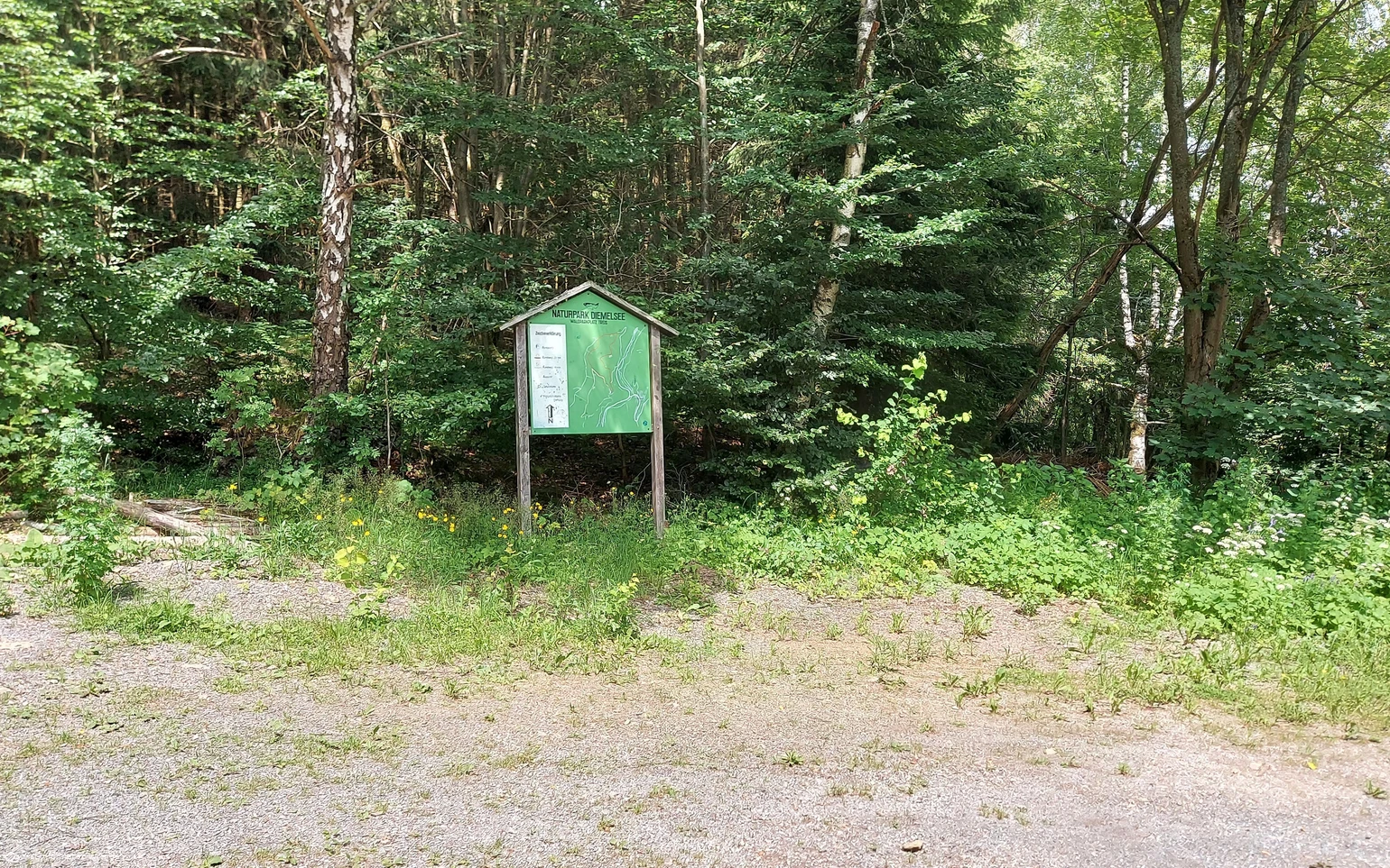 Original Wanderparkplatz Schwalefeld Am Treis Copyright Tourist-Information Willingen CC BY-SA.jpg
