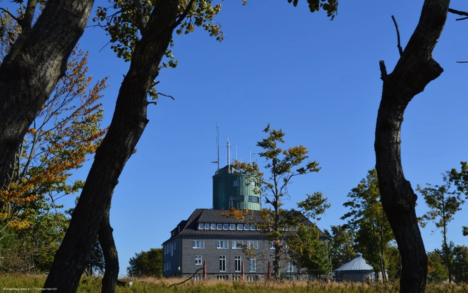 Astenturm auf dem Kahlen Asten bei blauem Himmel