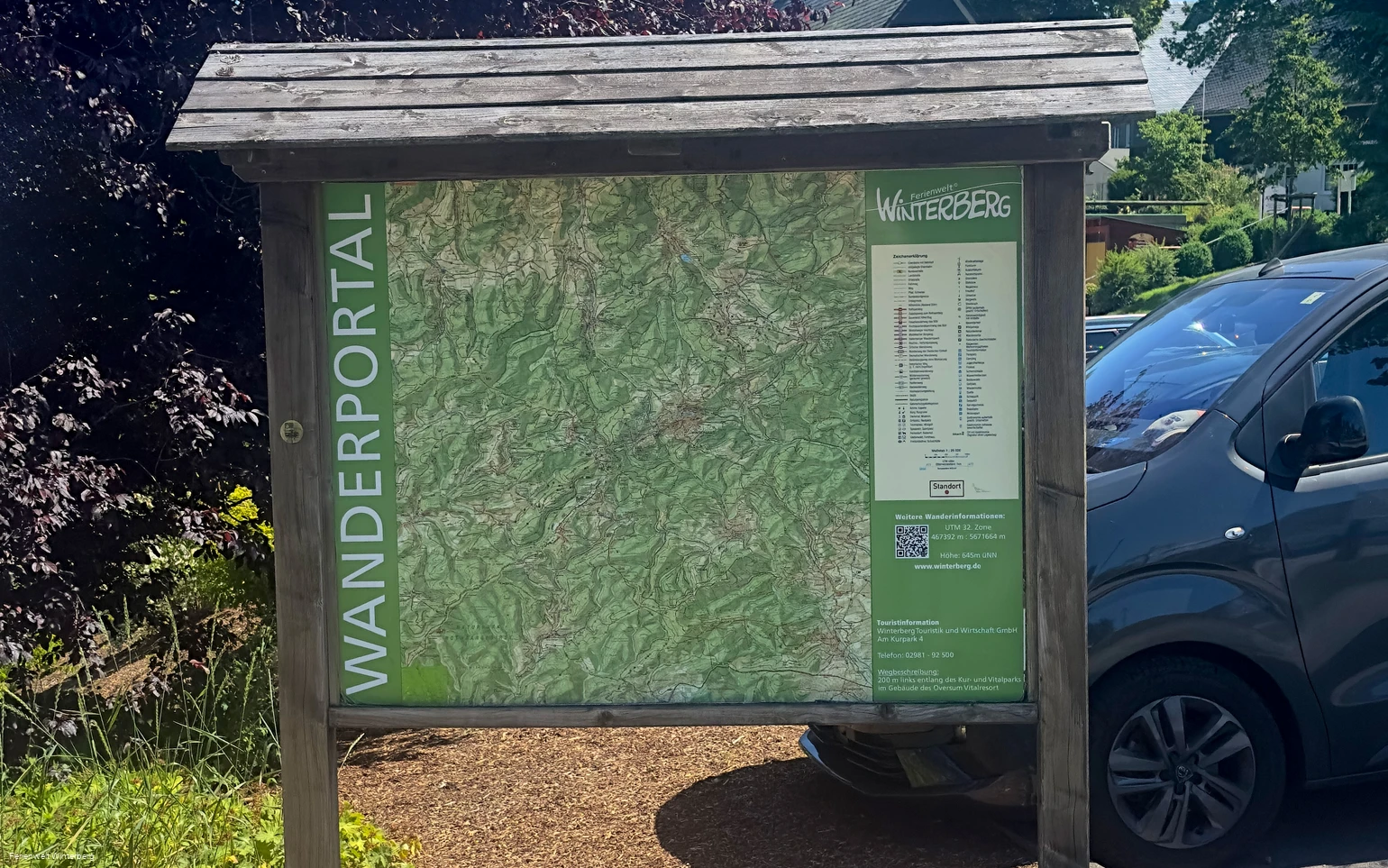Informationstafel zu Wandermöglichkeiten in und um Winterberg.