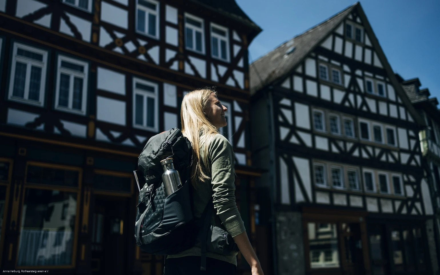 Wanderin in der Altstadt von Dillenburg