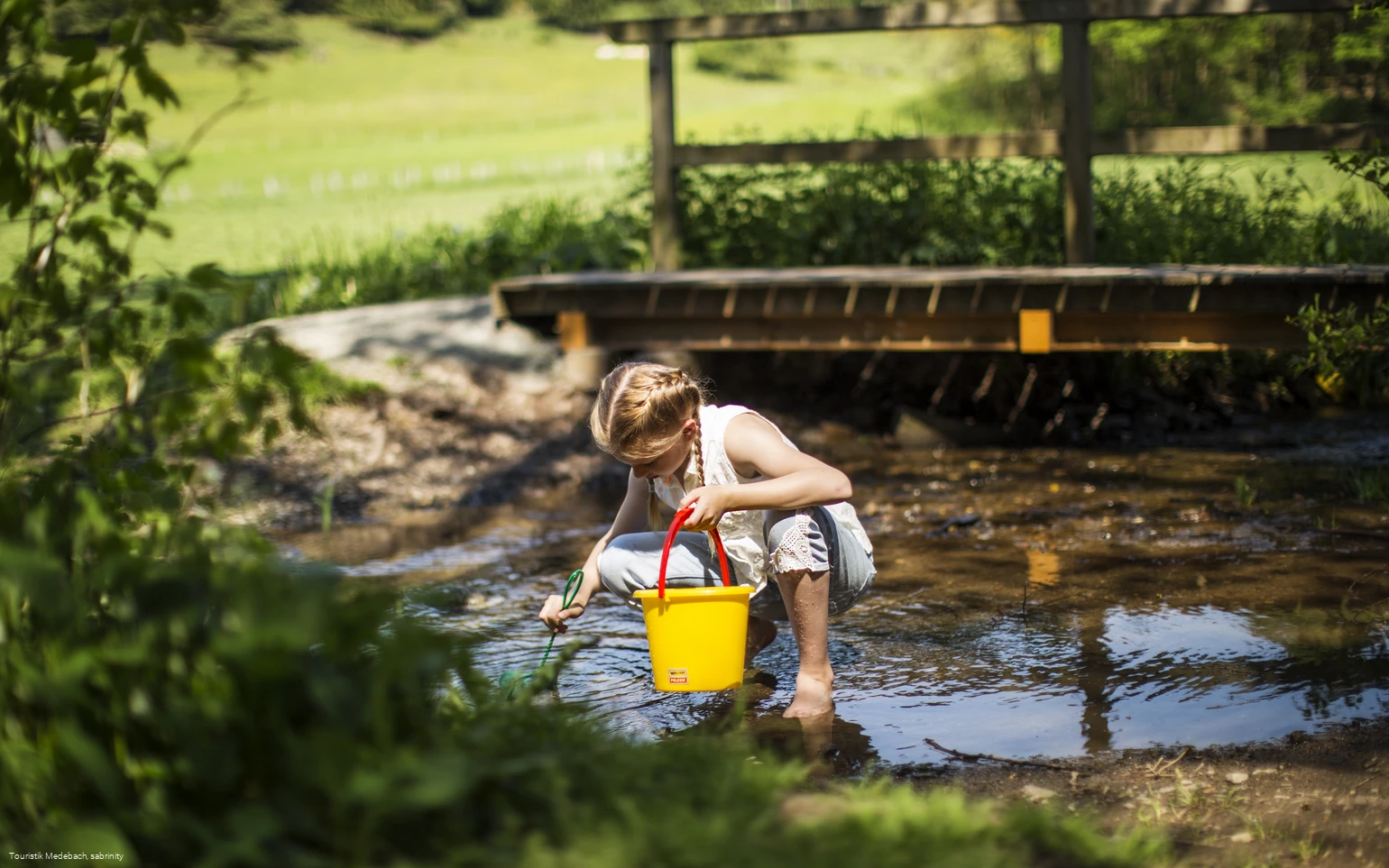 Kinder lieben den Bach am Entdeckerpfad