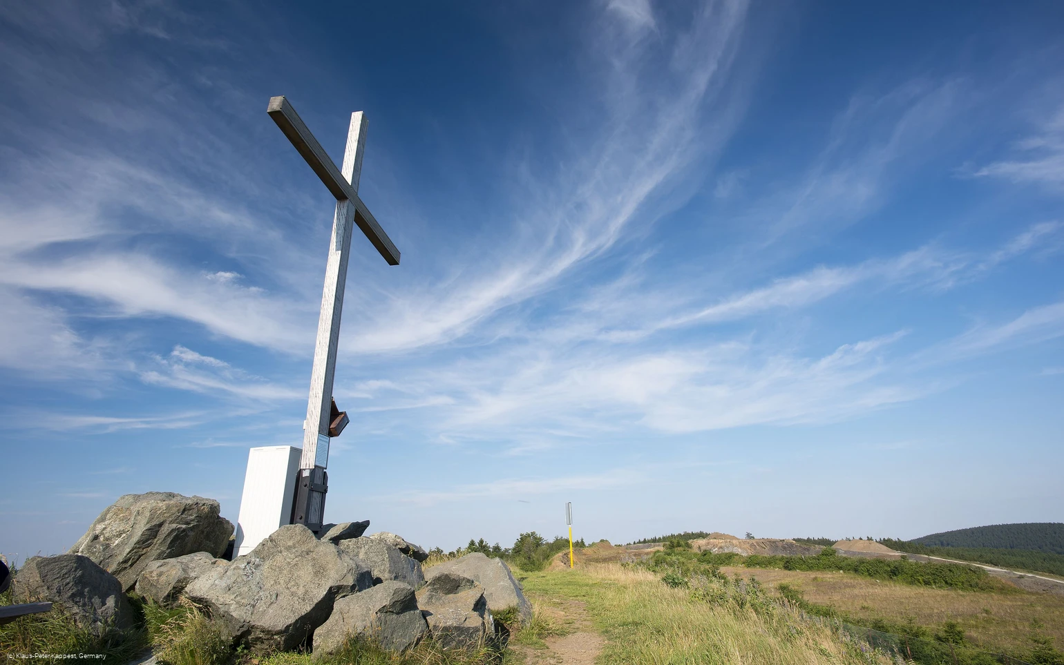 Clemensberg mit Gipfelkreuz