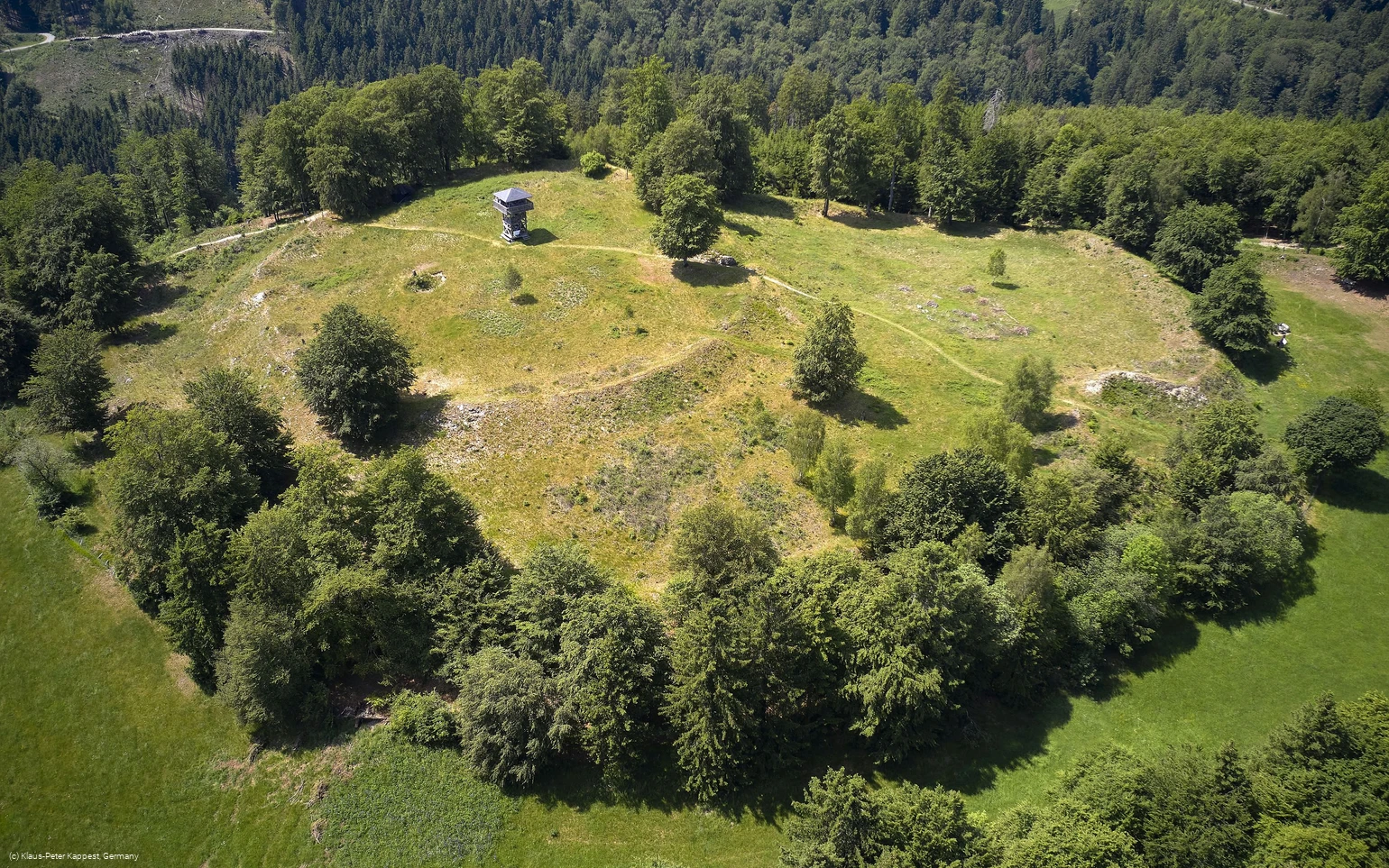 Luftaufnahme der Schwalenburg mit den Wallringen