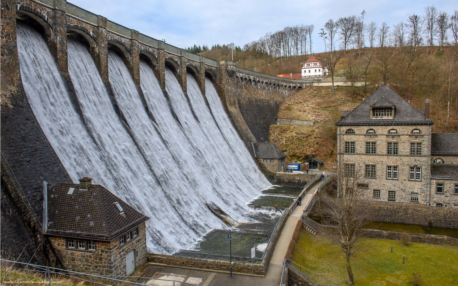 Blick auf die Diemelseestaumauer mit Überlauf