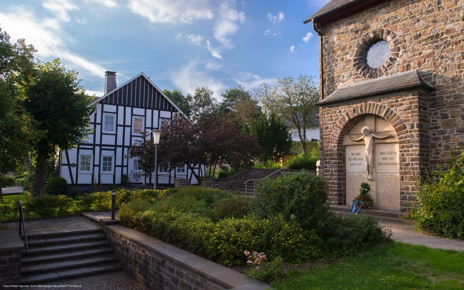 An der Kirche St. Michael in Holthausen