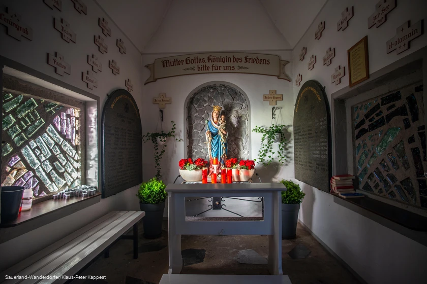 Blick auf die Mutter Gottes mit dem Jesuskind in der Friedenskapelle