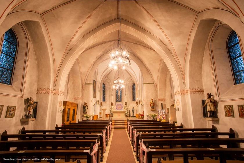 Blick in den Kircheninnenraum von St. Donysius