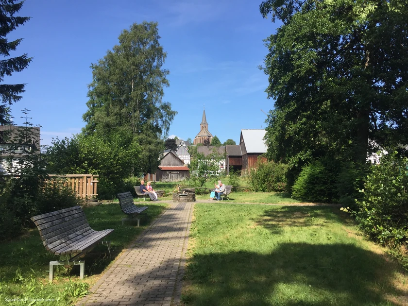 Blick &uuml;ber den Platz am Nuhneursprung zur Kirche
