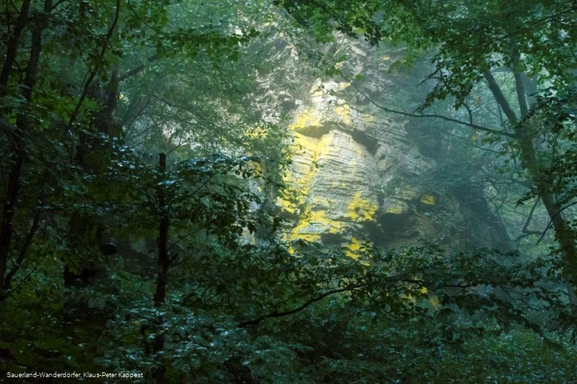 Mystischer Hollenfelsen im Wald bei Schmallenberg-B&ouml;defeld