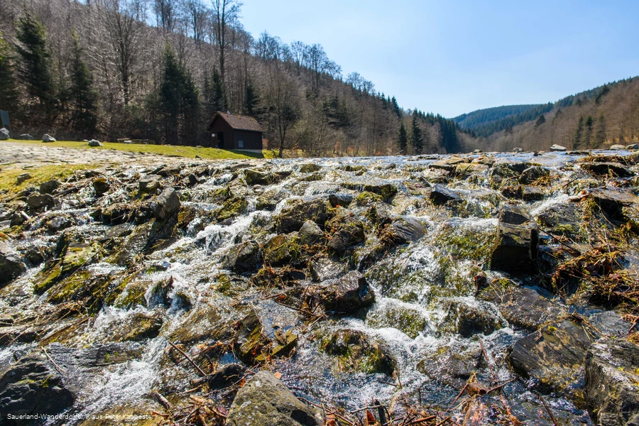 Das Wasser fließt über Steine aus dem Überlauf des Schmalahsees
